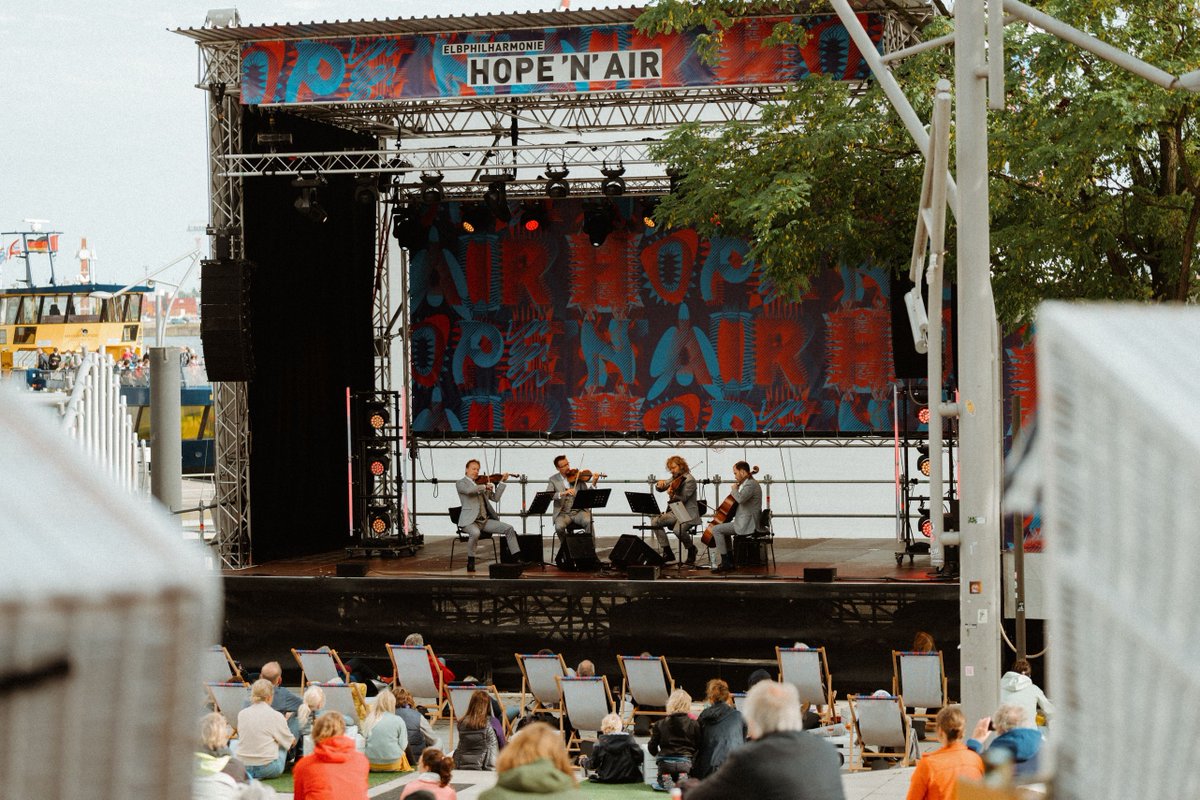 Throwback zu letztem Sonntag!🎻🎼
Vielen Dank an das <a href="/kaiserquartet/">Kaiser Quartett</a> &amp; an das großartige Publikum für dieses einmalige Konzert und die gute Stimmung!🎉✨
___
Tickets für weitere spannende Konzerte erhaltet ihr online auf elbphilharmonie.de 
📷 Daniel Dittus