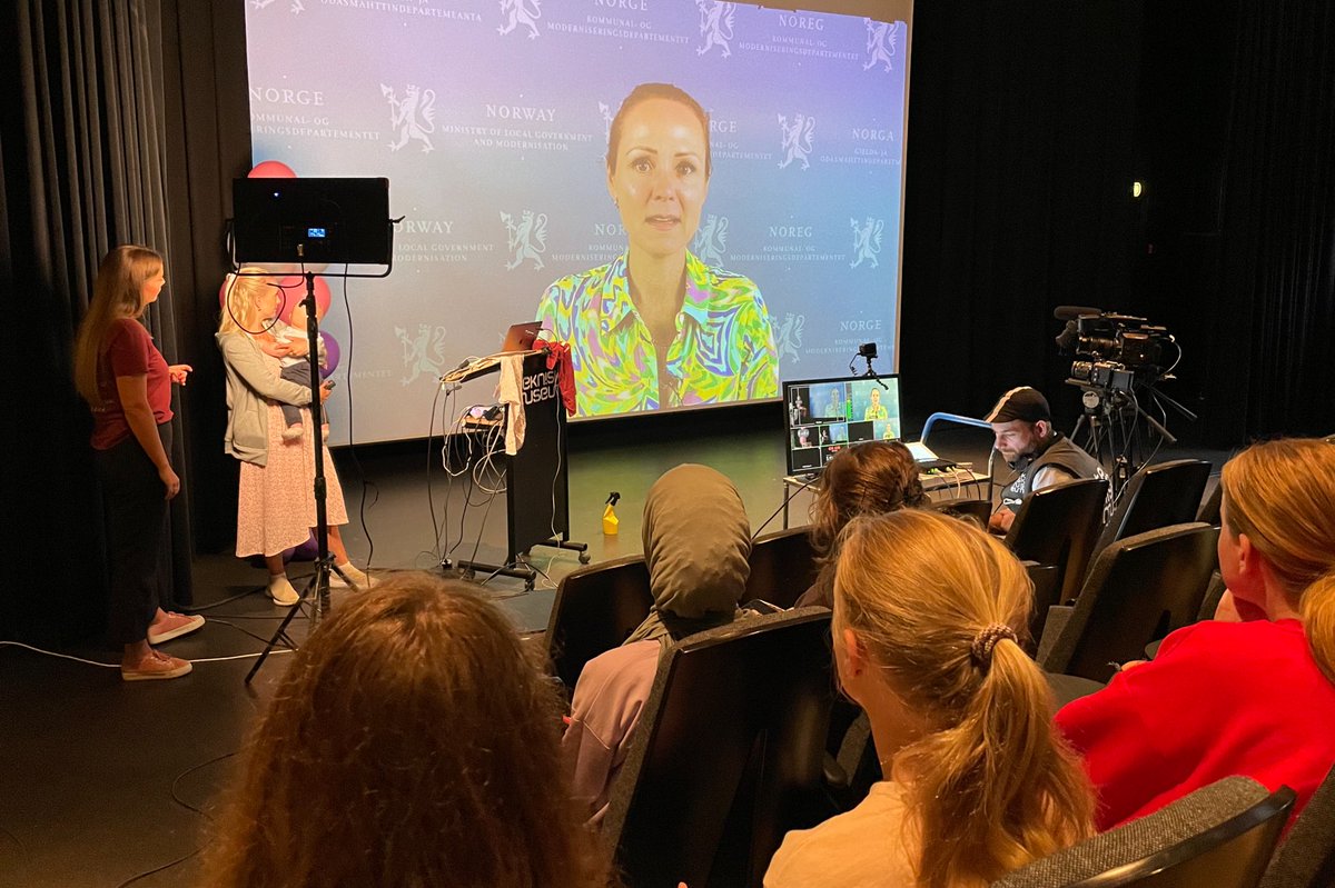 ottobs's tweet photo. – IT gir et hav av muligheter! Norge trenger flere jenter som velger #tech, sa @lindahelleland, og gratulerte jenter mellom 13-18 år som er med på #TENKtechCamp på @TekniskMuseum i regi av @TENKnorge https://t.co/4ZvT0w0RSL