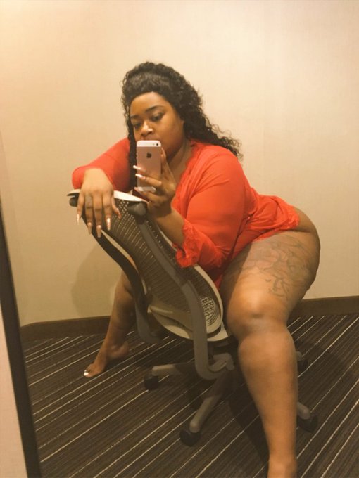 Who wanna be my chair?👀 https://t.co/PSYayW8D5A