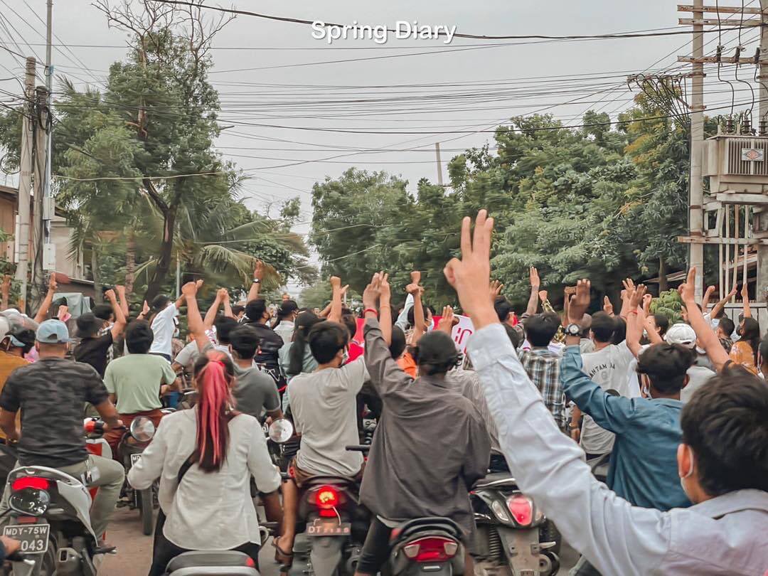 KoZaw_official's tweet photo. MANDALAY | A protest against military dictatorship was staged yesterday by youth from Chan Mya Thar Si. People and activists united peacefully and chanted for justice and democracy. Not that one day but since feb 2021.

#ChinaSupportingJunta
#WhatsHappeningInMyanmar #Aug12Coup https://t.co/cMKV0zldyY