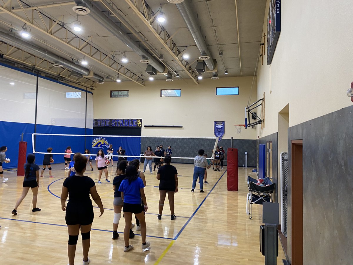 Jevonlewis11's tweet photo. Great turnout for girls volleyball! #edkey #sequoiacharter https://t.co/zBnIipq7rz