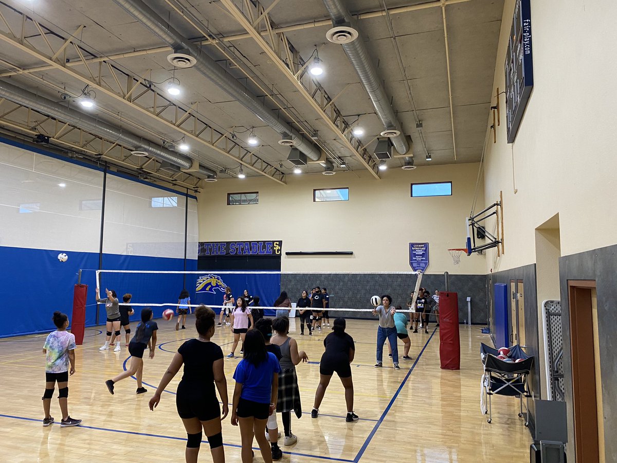 Jevonlewis11's tweet photo. Great turnout for girls volleyball! #edkey #sequoiacharter https://t.co/zBnIipq7rz
