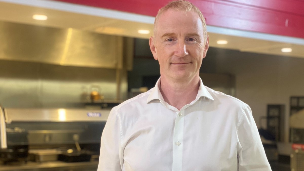 sr_ekot's tweet image. Under en femtonårsperiod har polisen i Glasgow, Skottland nästan halverat de gängrelaterade brotten.
Med hjälp av ett traineeprogram erbjuds ungdomar som tidigare varit dömda för brott att få en sysselsättning.

sverigesradio.se/artikel/gangbr…

Foto: Mona Ismail Jama/Sveriges Radio