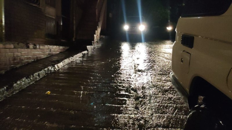 gestionperfecta's tweet photo. Seguimos desplegados supervisando la evolución de las aguas, producto de las recientes lluvias en Caracas. En la parroquia El Valle, junto al Jefe de Gobierno @Nahumpsuv, inspeccionamos la torrentera ubicada en la Calle 2 de Los Jardines. Estamos atentos, protegiendo al pueblo https://t.co/MKVMD3l704