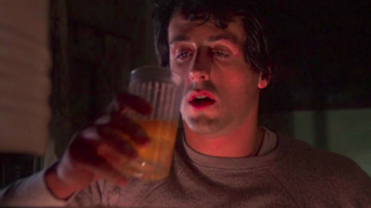 ウチューじん ささき 映画 ロッキー で主人公が生卵をがぶ飲みするシーン 日本人には あぁ 猛トレーニングに耐える滋養を付けているんだな と思うけど アメリカ人には あんな気持ち悪いまずそうなものを食べる過酷な修行をしているんだ という演出