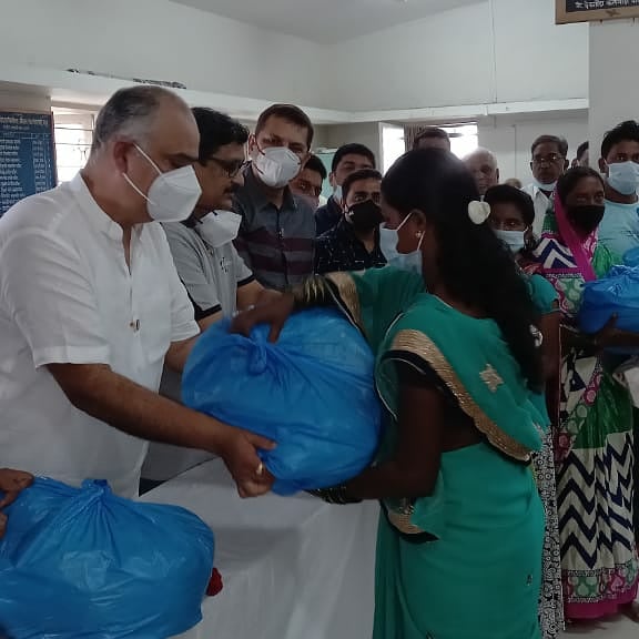 RotaryGhatkopar's tweet photo. Rotary Club of Mumbai Ghatkopar has risen to the occasion to reach out and provide relief materials to flood affected areas of #Murbad, #Chiplun &amp; #Kolhapur in Maharashtra. 

#RCMG #RotaryInternational #rotary #rid3141 #Ghatkopar #dreamteam #dreamyear #floodrelief #maharashtra https://t.co/8IxLj2kTbK