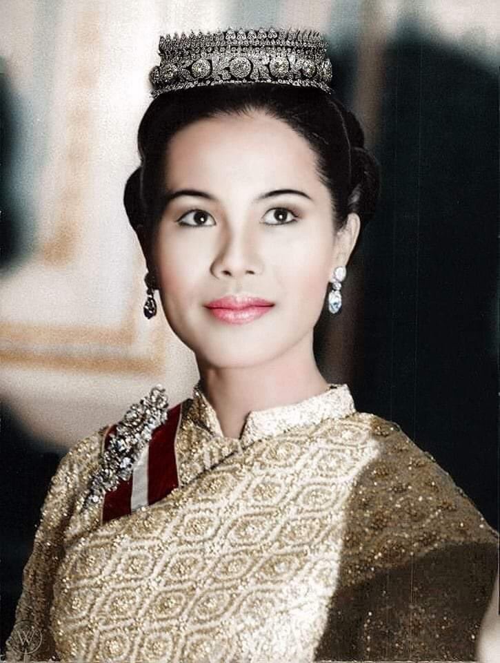 Darunee_2554's tweet photo. ทรงเป็นพระราชินีที่สวยและสง่ามากๆ #วันแม่แห่งชาติ #เรารักพระพันปีหลวง https://t.co/Ug07ZilhmF