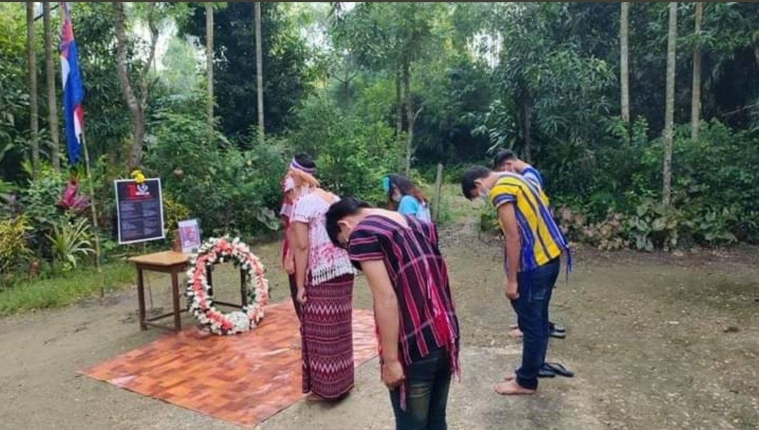 23JimX's tweet photo. Karen youths in Irrawaddy Division gathered to pay tribute to the fallen Karen martyr leaders and lay wreaths and recite poems in Karen Martyrs' Day Today.

#Aug12Coup 
#WhatsHappeningInMyanmar 
#ChinaSupportingJunta https://t.co/zgYWfsadP4