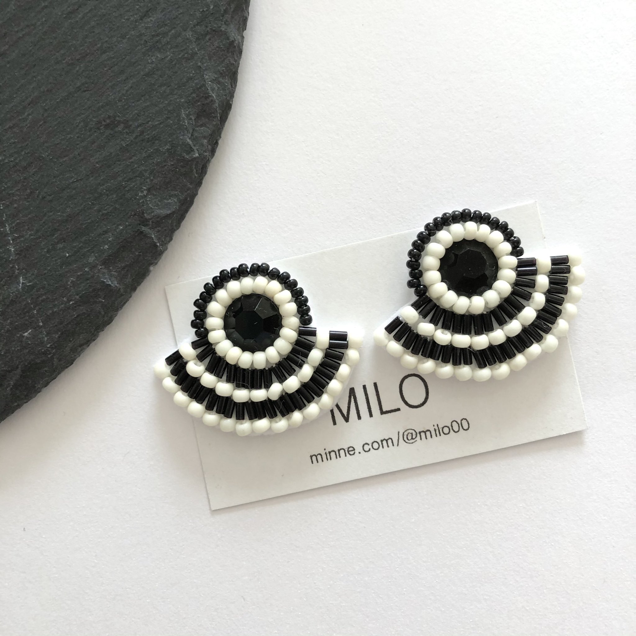 Milo Handmade Accessory モノクロフリンジピアス 派手目な色使いのファッションに合わせていただくとコーディネートが引き締まりますよ ブラックコーデに合わせてもカッコいい ハンドメイドピアス ハンドメイドイヤリング ピアス