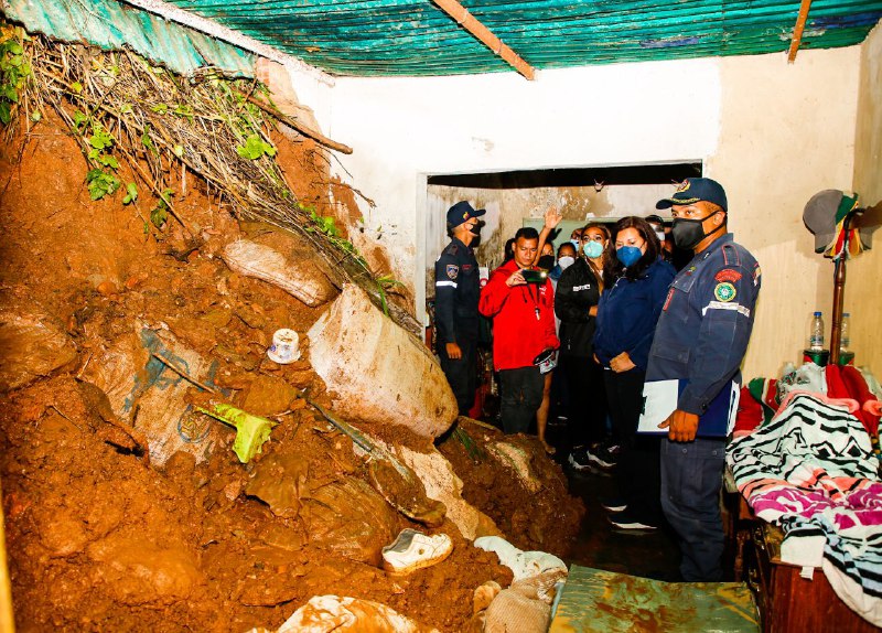 gestionperfecta's tweet photo. Junto a equipos especializados de nuestros organismos de Seguridad Ciudadana, en la Calle 18 de la parroquia El Valle inspeccionamos viviendas que sufrieron afectaciones en su infraestructura a causa de derrumbes por las intensas lluvias. Estas familias están siendo atendidas https://t.co/qzoN1VQk4n
