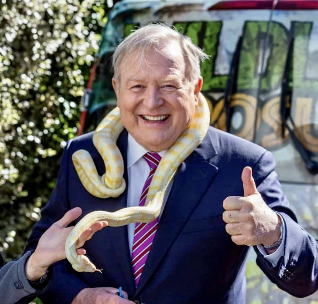 phitchener9's tweet photo. Selfies are usually good fun #butnotalways #nervesofsteel #reptile #seeyouat6 #ninenews #ninenewsmelbourne #throwback https://t.co/msjJ7oafJJ