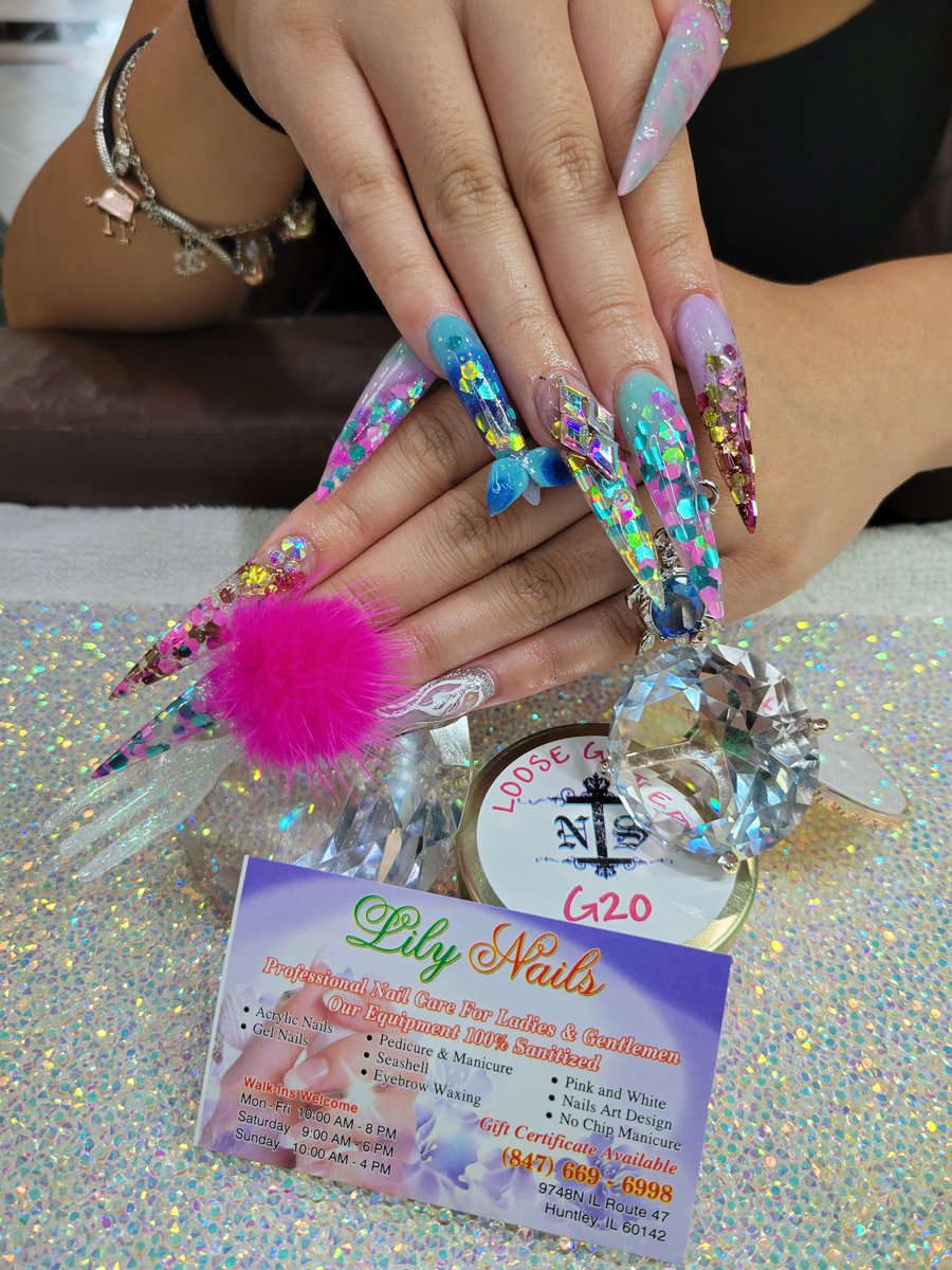 AtlLinda's tweet photo. #nails #nailart #longnails #glitternails https://t.co/165jdVnRan