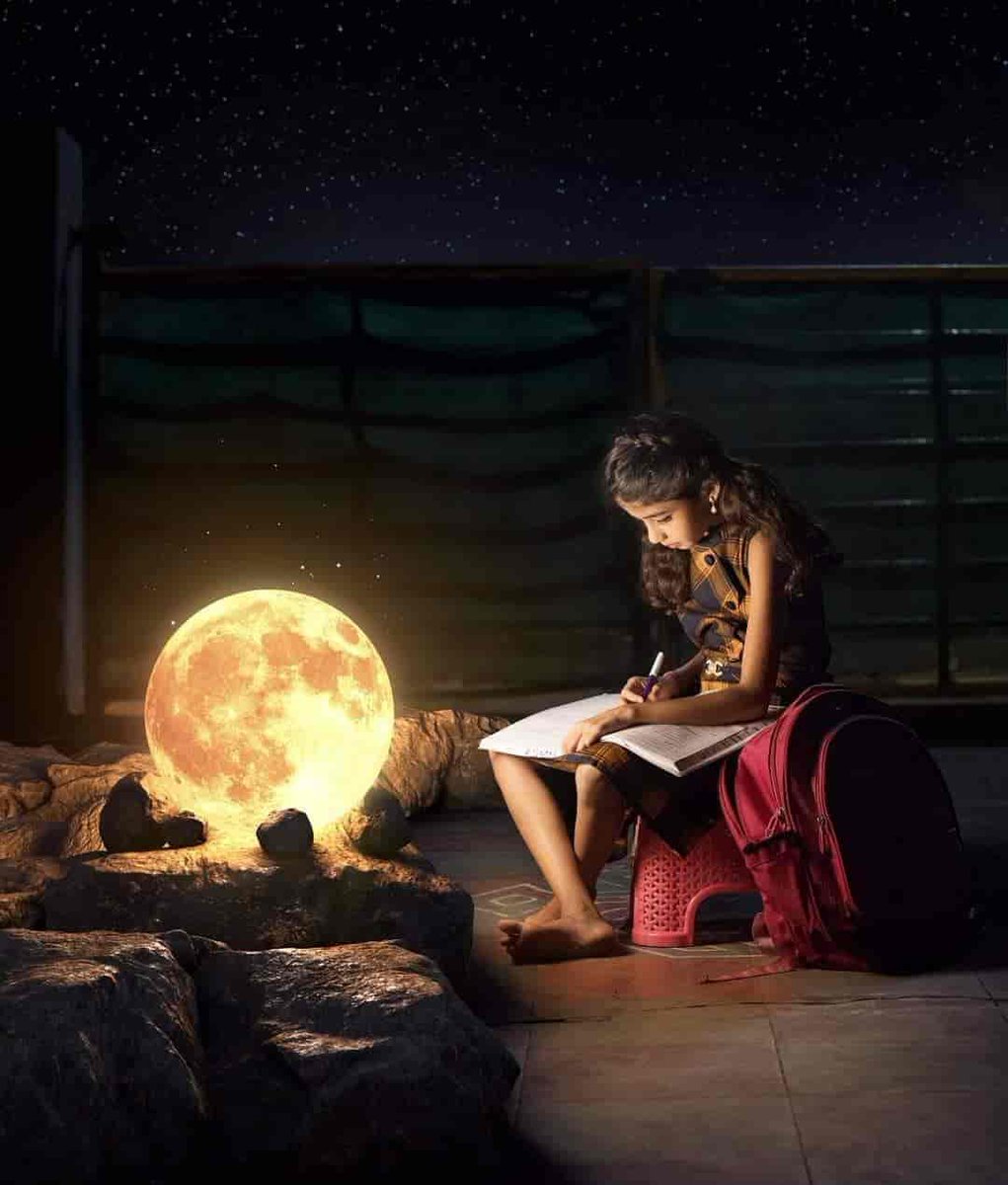 Yahelyyac's tweet photo. La misma luna
que ahuyentó 
mi soledad,
hoy es testigo 
que no dejo 
de pensar,
si alguna vez
nos volveremos 
a encontrar. 🖤 https://t.co/IJNF75HRGy
