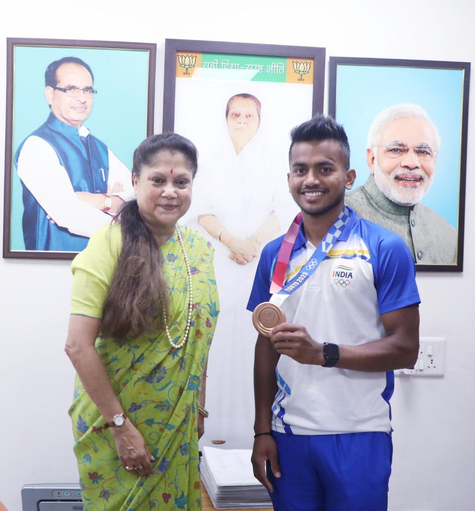 yashodhararaje's tweet photo. #TokyoOlympic2020 में भारतीय हॉकी टीम के सद���्य, कांस्य पदक विजेता श्री @VivekSagarpras1 से भोपाल निवास पर सौजन्य भेंट की।विवेक सागर ने #मध्यप्रदेश में खेलों के विकास की अपार संभावनाओं और शासन द्वारा किए जा रहे प्रयासों की सराहना की।
@Media_SAI @TheHockeyIndia @JansamparkMP https://t.co/xYgfZO4rDc