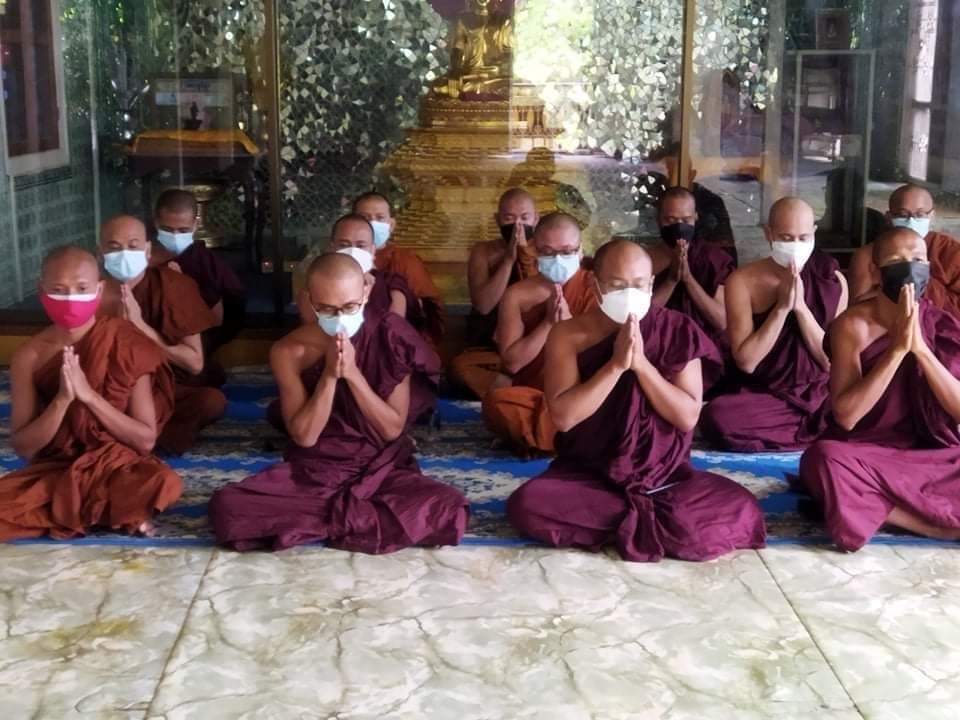 VKPhaw's tweet photo. The Buddhist monks from Sangha Union in Mandalay said prayers for the immediate release of prisoners and for freedom from fear. 

Never Give Up! 

#ChinaSupportingJunta 
#WhatsHappeningInMyammar 
#Aug12Coup https://t.co/Nu4AUhGYrB