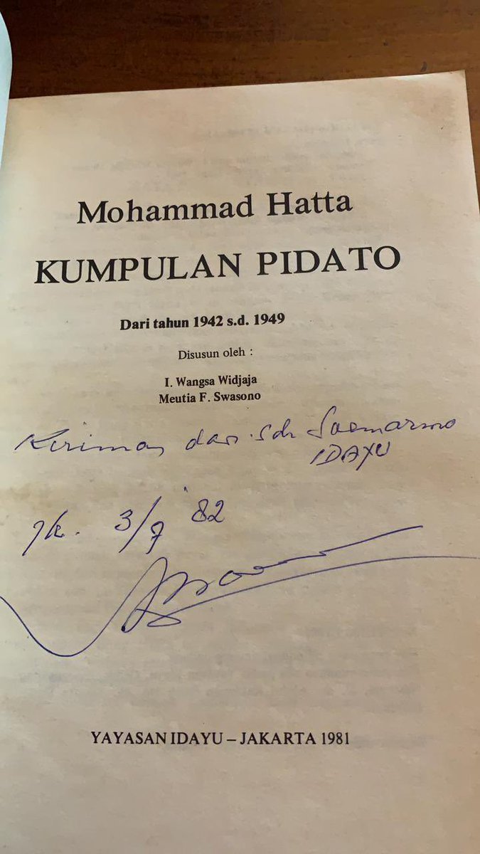 aniesbaswedan's tweet photo. Pagi-pagi ambil buku-buku Bung Hatta di perpustakaan. Dibawa ke meja di teras. Anak-anak tanya, ada apa bawa buku-buku itu? 

Hari ini adalah hari Ulang Tahun Bung Hatta. Pada mereka diceritakan tentang pribadi berintegritas tinggi ini….

https://t.co/fadqq44SKP https://t.co/yrVZIMTCTM