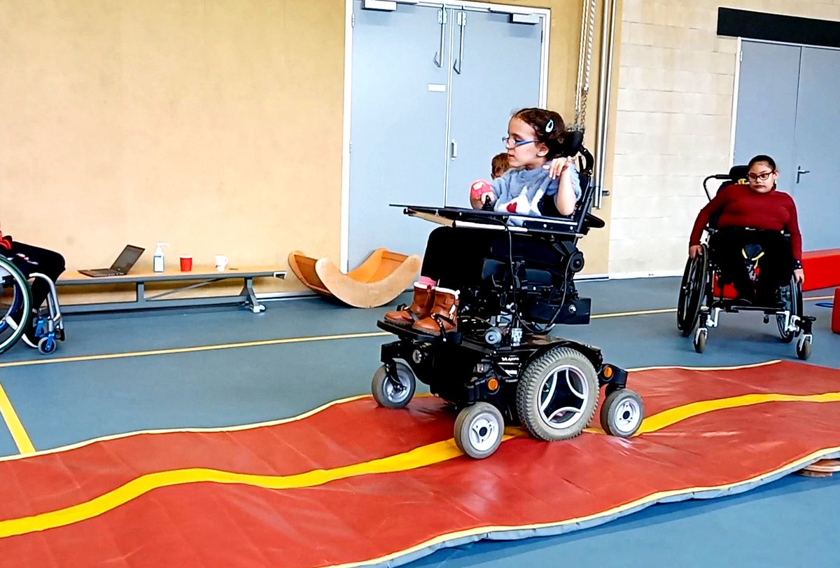 HandicapNL's tweet photo. Trapjes, stoepjes, hellingen... 'Piece of cake' na een training van Roll4kids! Samen met #WheelchairSkillsTeam en @FNOZorgvKansen trainen we kinderen in hun rolstoelvaardigheid, zodat zij vol zelfvertrouwen de straat op kunnen. Deze stoere kids hebben een topdag gehad! https://t.co/dCcMP5l6OK