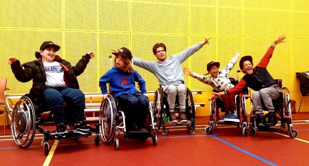 Trapjes, stoepjes, hellingen... 'Piece of cake' na een training van Roll4kids! Samen met #WheelchairSkillsTeam en <a href="/FNOZorgvKansen/">FNO</a> trainen we kinderen in hun rolstoelvaardigheid, zodat zij vol zelfvertrouwen de straat op kunnen. Deze stoere kids hebben een topdag gehad!
