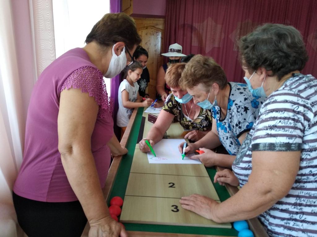 В преддверии Дня физкультурника серебряные волонтеры с.Утевка приняли активное участие в организации и проведении в ОСР спортивного мероприятия "Бабушки и внуки", целью которого является укрепление связи между поколениями и пропаганда ЗОЖ