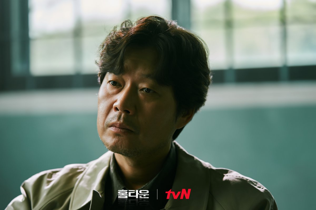 <홈타운> 카리스마 넘치는 강력반 형사 최형인으로 변신한 유재명! 사주시에서 발생하는 연이은 살인 사건을 쫓기 시작하는 날카로운 눈빛...👍✨...