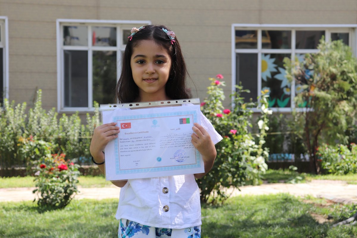 AfganTurkMaarif's tweet photo. @AfganTurkMaarif #Kbul primary school students received their 1400 mid-year #Exam result sheets.📝👏
We wish more success to our students!🤲 https://t.co/9ZLOGA9Nio