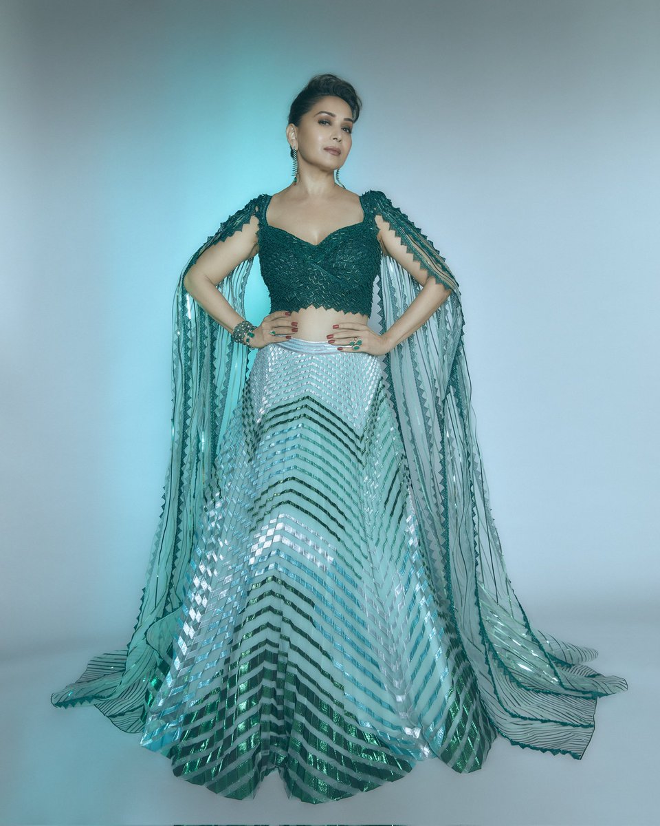 UnitedVoiceMed1's tweet photo. Evergreen elegant dancing diva @MadhuriDixit is Back in action 📹
#DD3 #LookForTheDay 💚 #MadhuriDixitNene #Bollywood #News #UnitedVoiceMedia https://t.co/Y2AQmtfibz