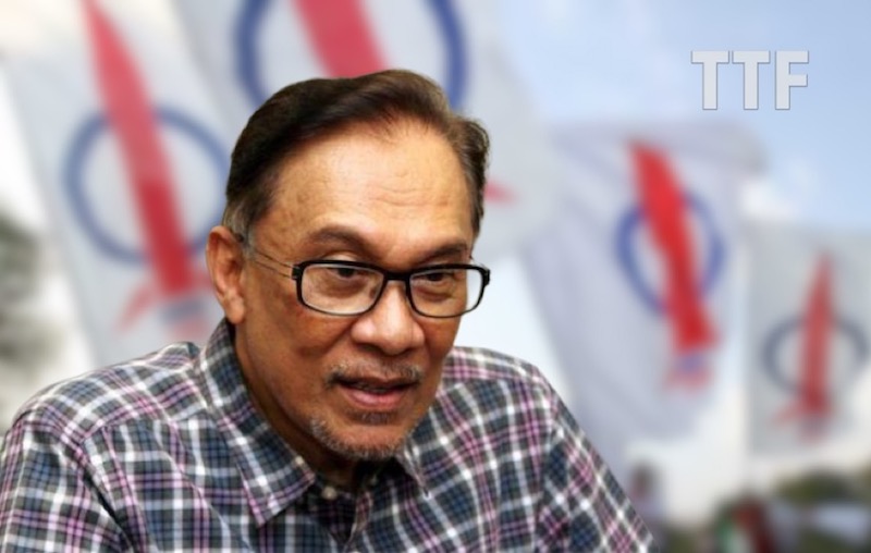 BenTeranova's tweet photo. Dulu² bila orang kata dia gila nak jd PM, wa mcm x prcaya. Maklum la, dia ni 'islamik' orangnya.  Punya la kntal ktokohan Islam nya, sampai loni ribuan ahli ABIM yg sanggup mati utk dia. https://t.co/uRiBeCtsWk