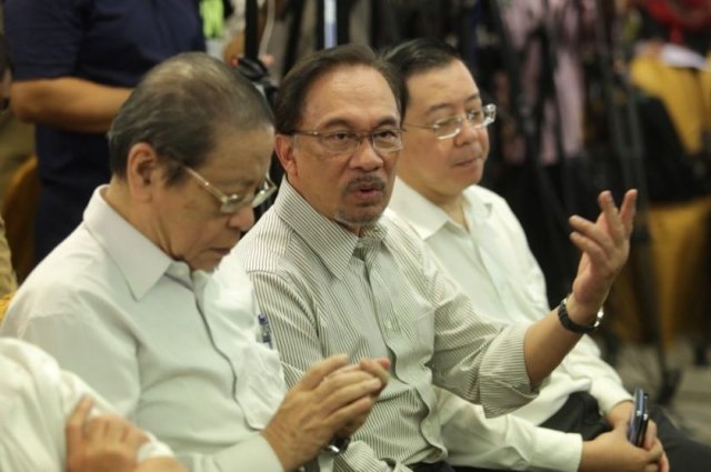 BenTeranova's tweet photo. Dulu² bila orang kata dia gila nak jd PM, wa mcm x prcaya. Maklum la, dia ni 'islamik' orangnya.  Punya la kntal ktokohan Islam nya, sampai loni ribuan ahli ABIM yg sanggup mati utk dia. https://t.co/uRiBeCtsWk
