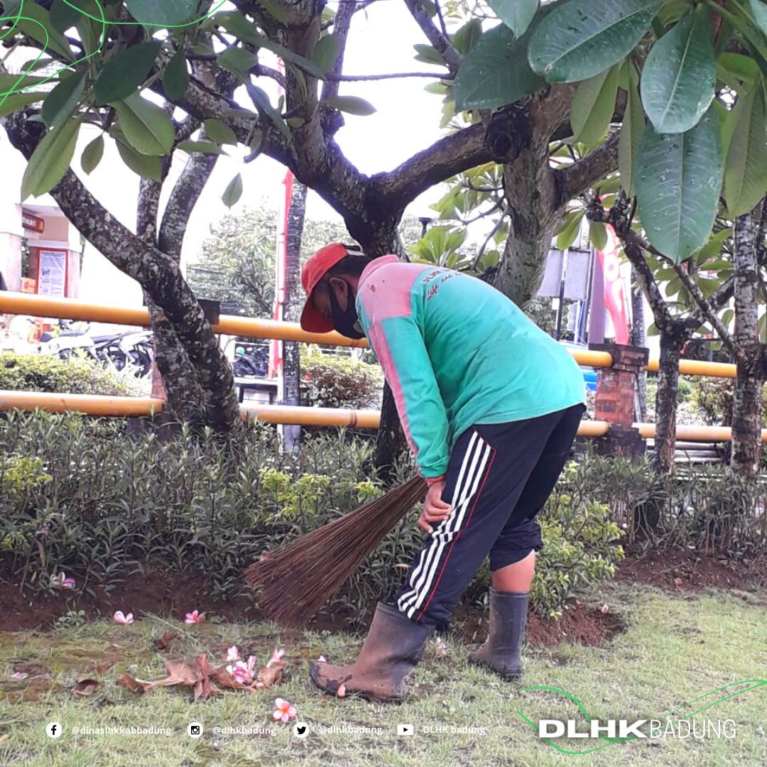 Kamis pukul 08.00 wita pada tanggal 12 Agustus 2021 Dinas Lingkungan Hidup dan Kebersihan Kabupaten Badung melakukan Kegiatan rutin pembersihan taman median dan taman intersection di sepanjang jalan kampus Unud Kecamatan Kuta Selatan sebagai upaya mewujudkan Badung bersih (BARES)