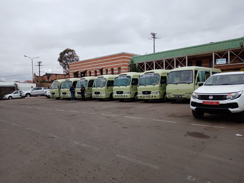 MttmMadagascar's tweet photo. Visite de conformité des dix véhicules qui assuront la navette entre les deux gares routières de voyageurs MAKI et Amoronakona, mercredi 11 août à la Société Municipale pour l’Entretien des Véhicules (SMEV, ex OMAVET) à Nanisana.
#MTTM #ATT #CUA https://t.co/F2j8U5dGvV