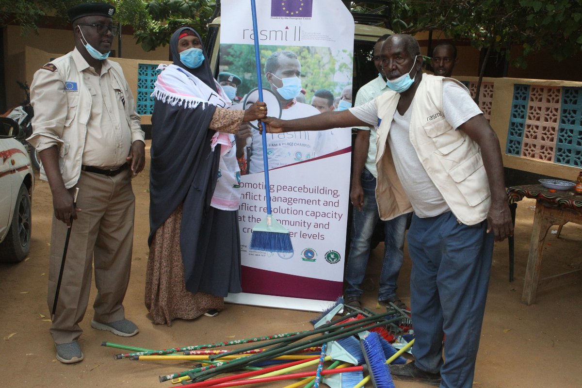 PactinKenya's tweet image. #RASMI2  convened a police-community dialogue at Rhamu to both build trust and enhance security. The messages from the dialogue were disseminated to the wider community through a procession in Rhamu town followed by a joint market clean-up exercise. @EUinKenya  #marketcleanup