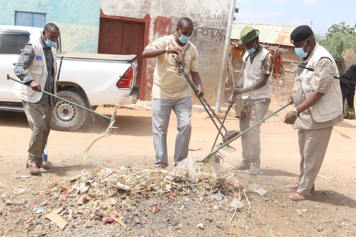 PactinKenya's tweet image. #RASMI2  convened a police-community dialogue at Rhamu to both build trust and enhance security. The messages from the dialogue were disseminated to the wider community through a procession in Rhamu town followed by a joint market clean-up exercise. @EUinKenya  #marketcleanup