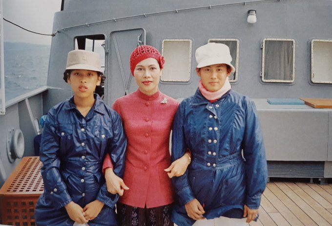💙🙏 ขอพระองค์ทรงพระเจริญยิ่งยืนนาน 💙🙏
#เรารักพระพันปีหลวง #แม่ของแผ่นดิน

ภาพถ่ายฝีพระหัตถ์ในหลวงร.๙

(ซ้ายไปขวา) เจ้าฟ้าจุฬาภรณวลัยลักษณ์ฯ พระพันปีหลวง กรมสมเด็จพระเทพฯ
29 เมษายน พ.ศ. 2516