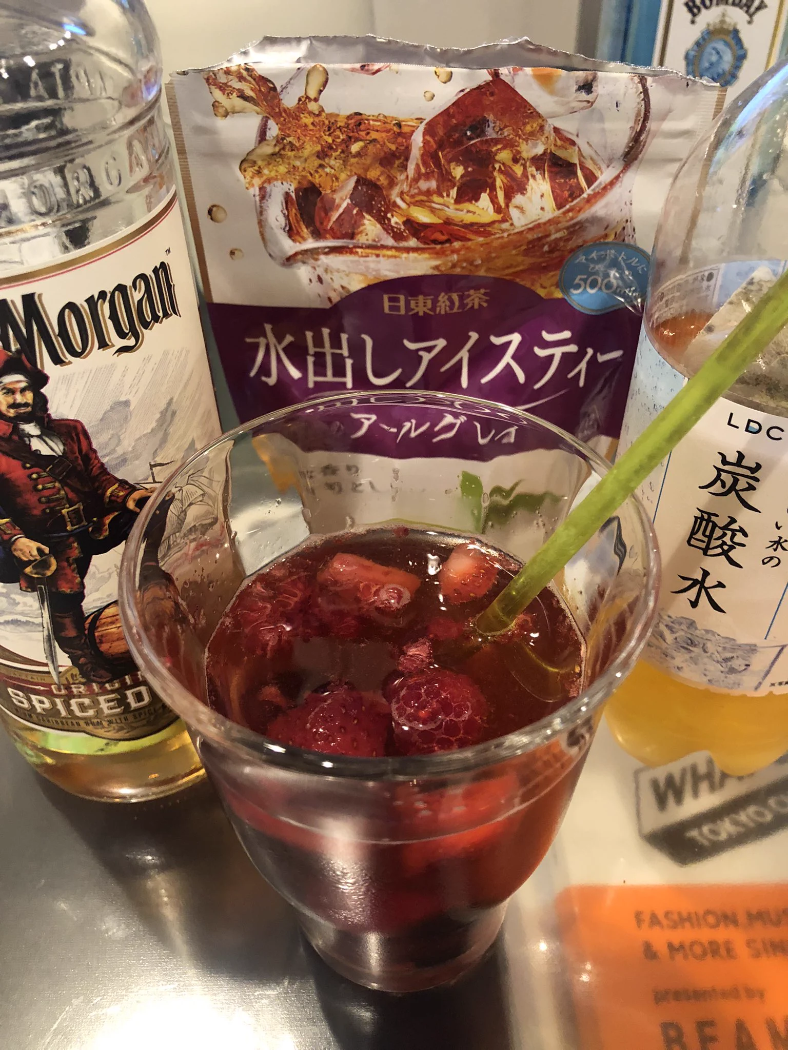 このティーソーダつくって一口飲んで、あこれ、キャプテンモルガンにあうなって思って少し混ぜたらとても美味しかった☺️ブランデーもあうかもしれません。カフェで飲むお酒って感じになります。おいちー🤪  