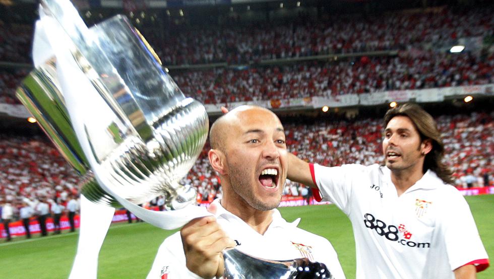 Hoy cumple 41 años el ex futbolista del #SevillaFC Ernesto Javier Chevantón, el Uruguayo 🇺🇾 
Conquistó como Sevillista;
🏆Copa del Rey, 
🏆 Supercopa de España, 
🏆 Copa UEFA y 
🏆 Supercopa de Europa 
 ¡Muchas Felicidades <a href="/JChevanton/">Javier Chevanton</a>! 🎉😙🌬️🎂

#LaLiga #Sevilla #Sevillahoy