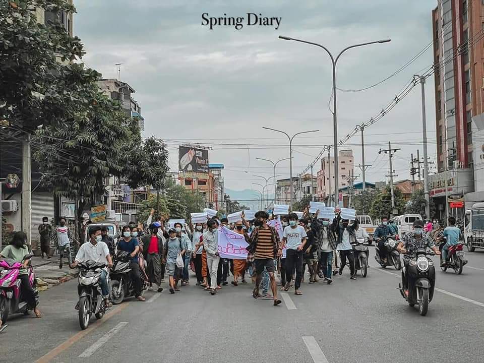 YawnNickN's tweet photo. #Mandalay All Religions Strike marched onto the roads staged a flash-mob protest to against the military dictatorship this afternoon.

#ChinaSupportingJunta #Aug12Coup #WhatsHappeningInMyanmar https://t.co/u8QFXlKQs6
