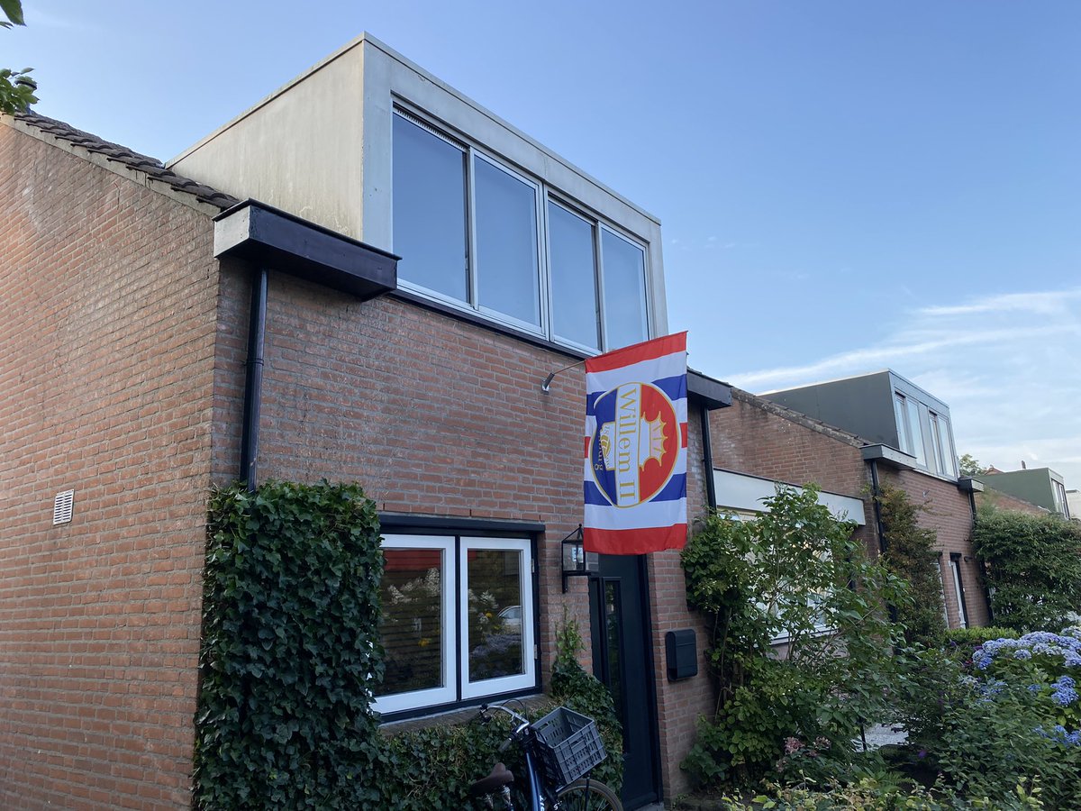 mcoolen's tweet image. Hij hangt hoor ! Een dikke proficiat: 125 jaar jong 🔴⚪️🔵🎉🎉 #LeevHoezee👑