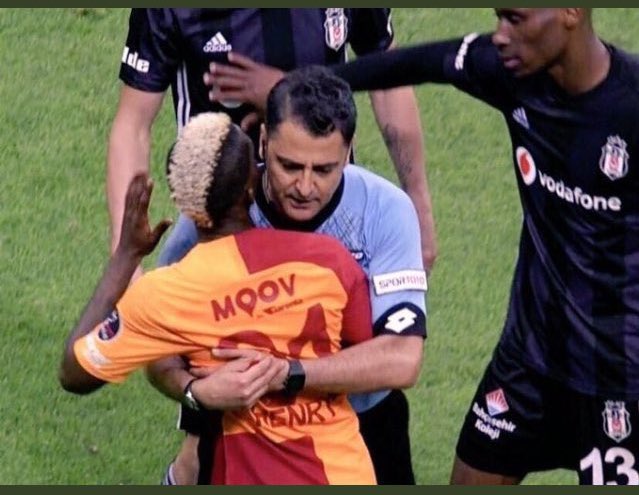 BesiktasOrdusu's tweet photo. Kulüplerin paralarını ödemeyip bir de üstüne kariyerinin son maçında, Beşiktaş'ı şampiyonluktan eden Bülent Yıldırım'ı yorumcu kadronuza alıyorsunuz. 

Bülent Yıldırım’ı ekranlarda görmek istemiyoruz @beINSPORTS_TR https://t.co/FkKwqlfpIm