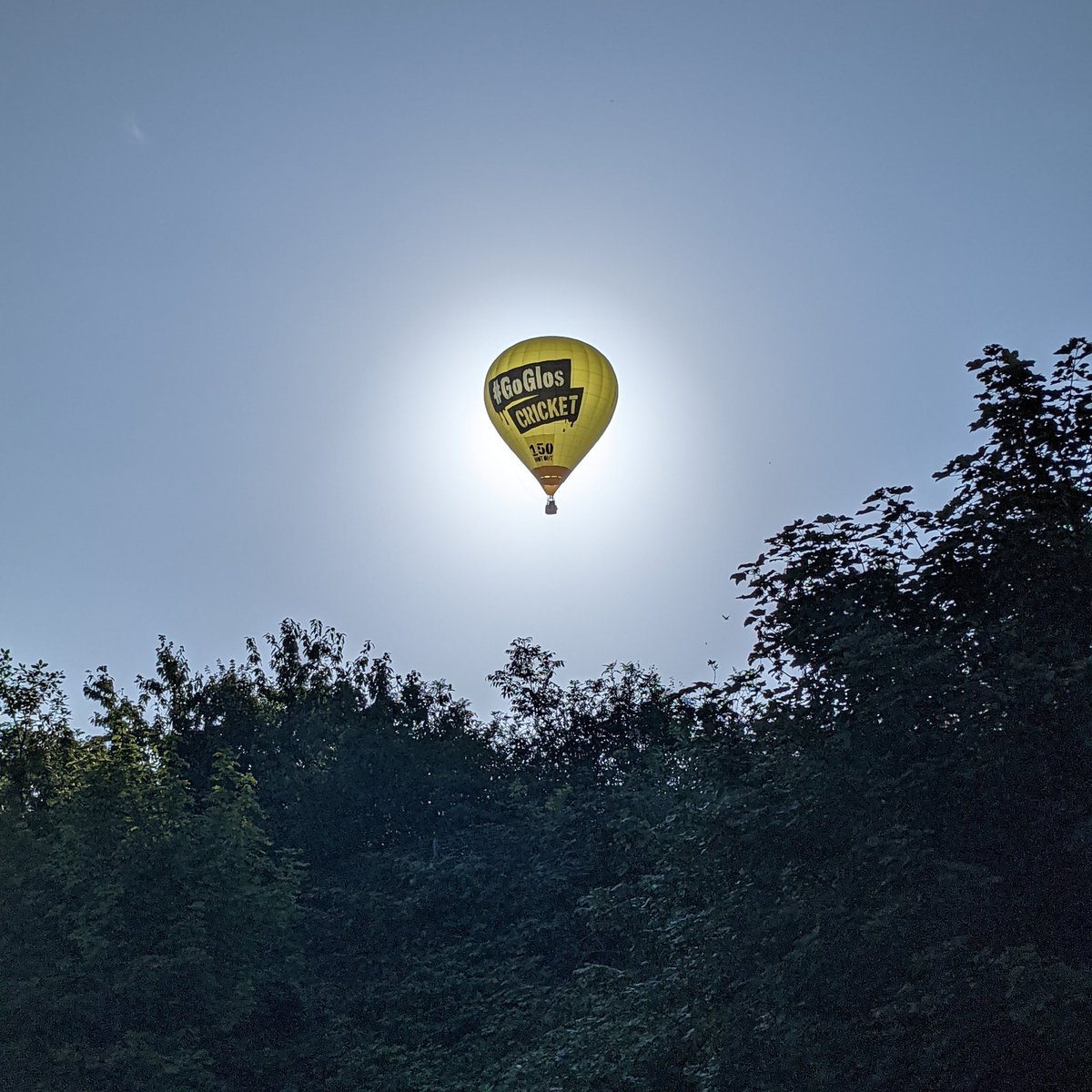 joslinelinor's tweet photo. Saw my first ballooner eclipse this morning... 😖 

#fiestafortnight
#bristolballoons
#bristolballoonfiesta 
#bristol247
#bristollife 
#bestofbristol
#bbcwest
#hotairballoons 
#igersbristol 
#bristolshootersuk
#gogloscricket
#lookup 
#earlymorningstroll https://t.co/9DRVyluesi
