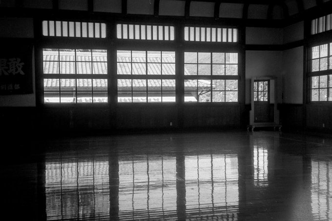 出張で山梨方面に行っておりました。甲府城址が公園になっているので中に入ってみると立派な武道館があり、誰もいなかったので中を覗いてみたところです。 https://t.co/vfcLg2Ms4z