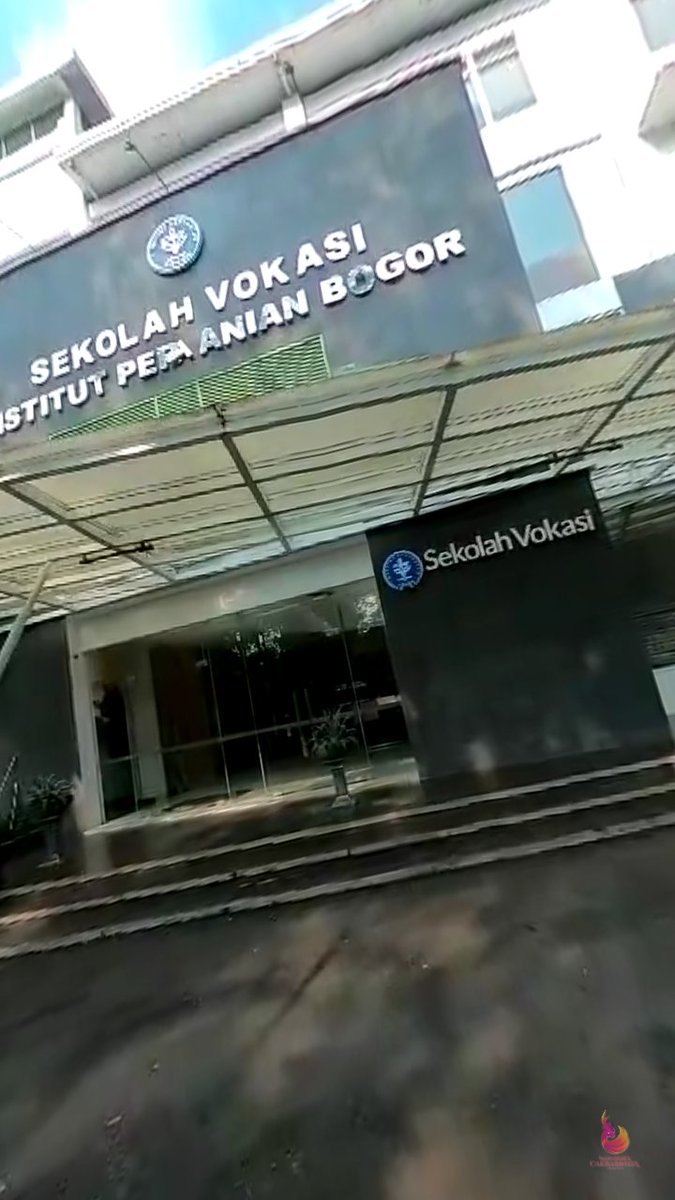 zenithanayla's tweet photo. 🐝Virtual Campus Tour🐝
Keren banget meskipun online masih bisa liat keadaan di SV IPB, salah satu tempat fav aku gedung administrasi yang bisa buat foto" #MPKMBSVIPB @mpkmbsv_ipb https://t.co/cCp6jAM2nW
