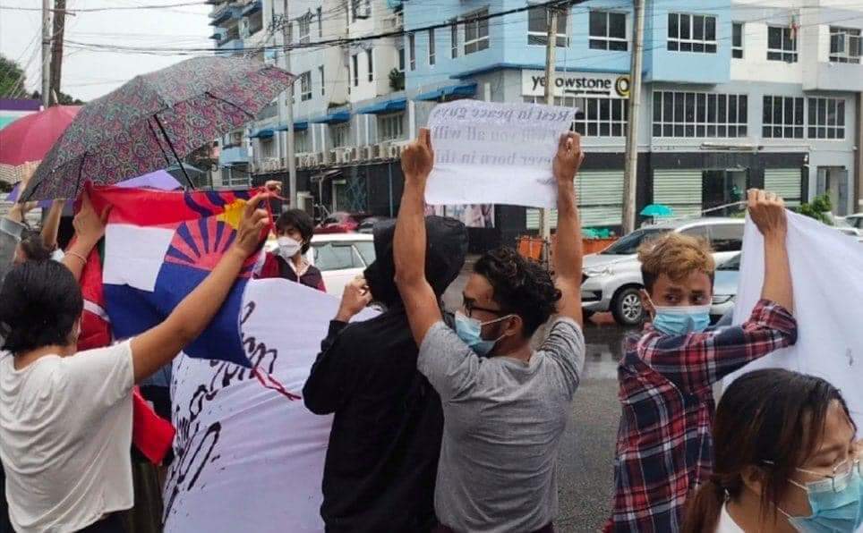 Daniel78037553's tweet photo. Students &amp; Young people in Yangon marched on "Karen Martyrs' Day" in honor of the martyrs of various ethnic groups and against the military dictatorship.
#ChinaSupportingJunta
#WhatsHappeningInMyanmar
#Aug12Coup
 https://t.co/UzhfM2jDMA