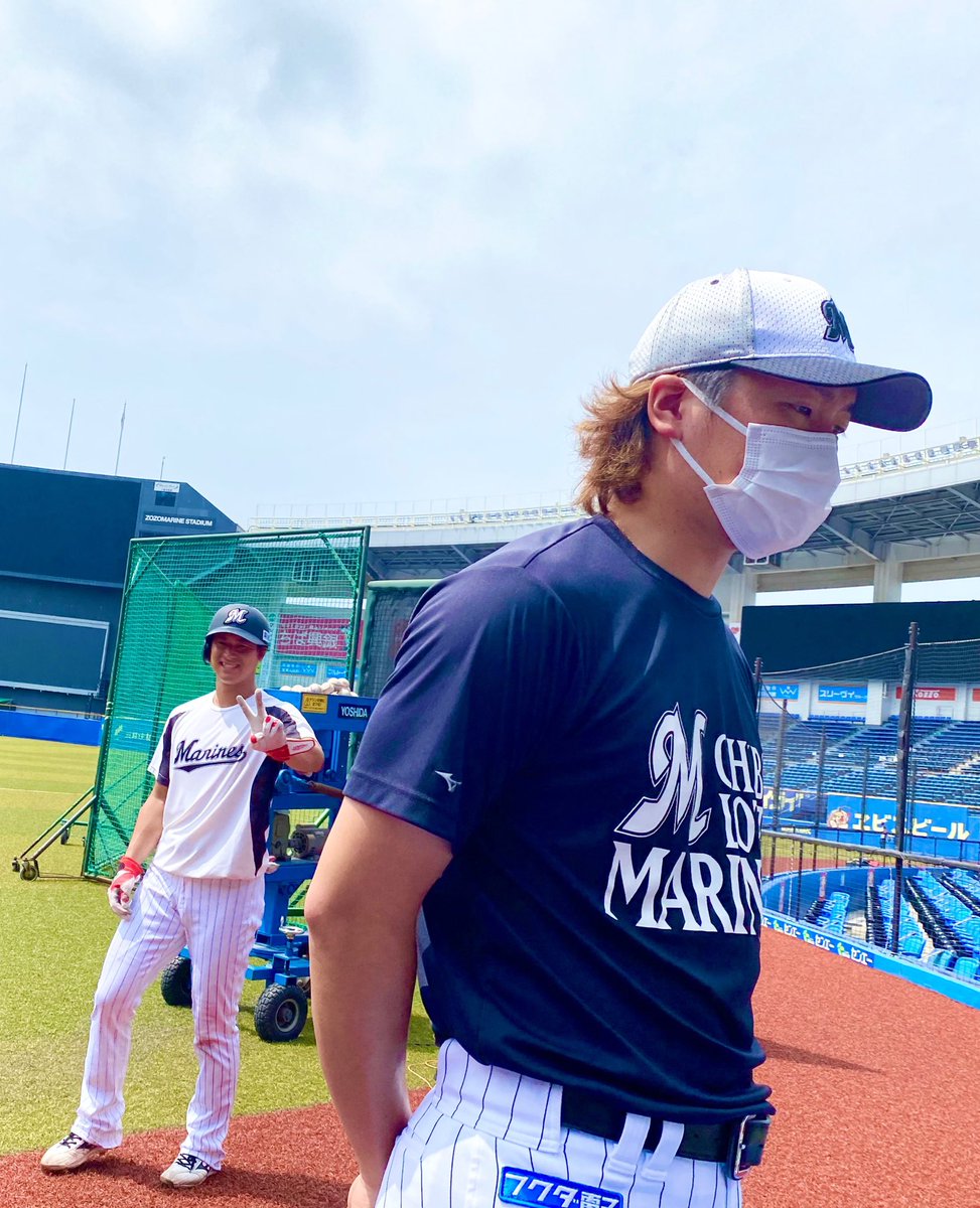メディア対応をする、明日先発の #二木康太 投手。#chibalotte #広報