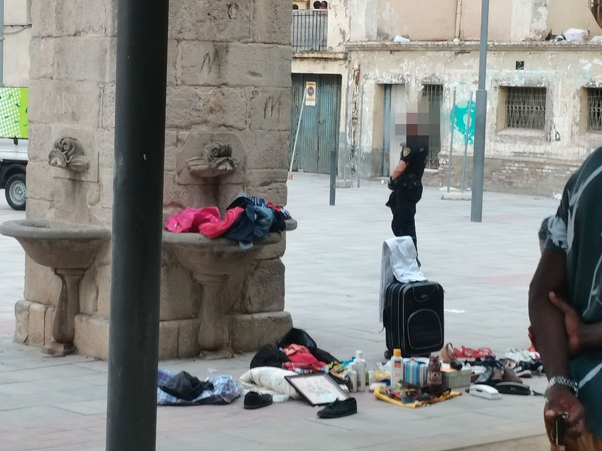 📢 Continua l'ofensiva repressiva i criminalitzadora de <a href="/paerialleida/">Ajuntament de Lleida</a> contra persones migrants.

Ahir <a href="/gUrbanaLleida/">Guàrdia Urbana de Lleida</a> va tornar a sostreure mercaderies, i altres efectes personals, a persones que sobreviuen amb la venda ambulant.

Denunciem el racisme institucional. Prou abusos!❌