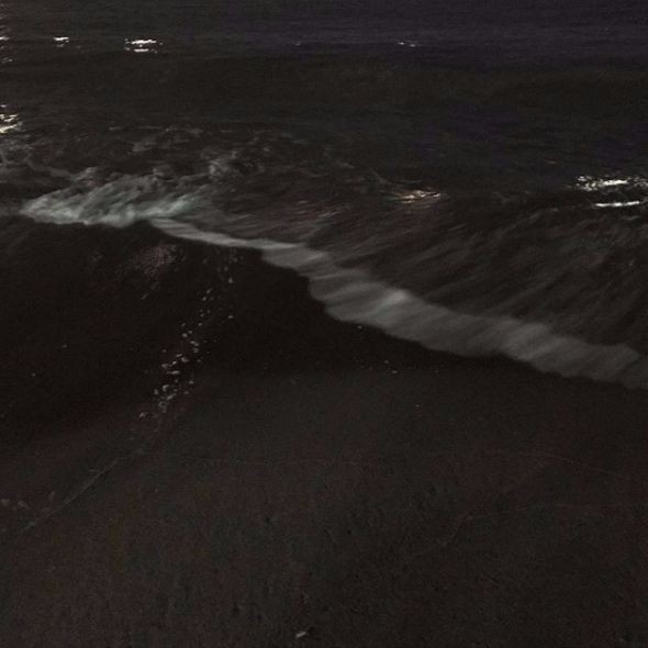 Aurora18_USP's tweet photo. #เปิดโรล #โรลเปิด
:: ชายหาดใกล้ๆมหาลัย
:: 20.00 น.

   โดยปกติแล้วช่วงเวลานี้โรสมักจะนั่งดูทีวีอยู่ที่หอ
แต่พักหลังๆมานี้เธอรู้สึกโหวงๆแปลกๆ เลยพาตัวเองออกมานั่งตากลมฟังเสียงคลื่นทะเลให้สบายใจ

และแน่นอนว่าเธอไม่ได้มามือป่าว เธอมีขนมและเบียร์ติดมือมาด้วย2-3กระบ๋อง~ [+] https://t.co/73xxaH3BnZ