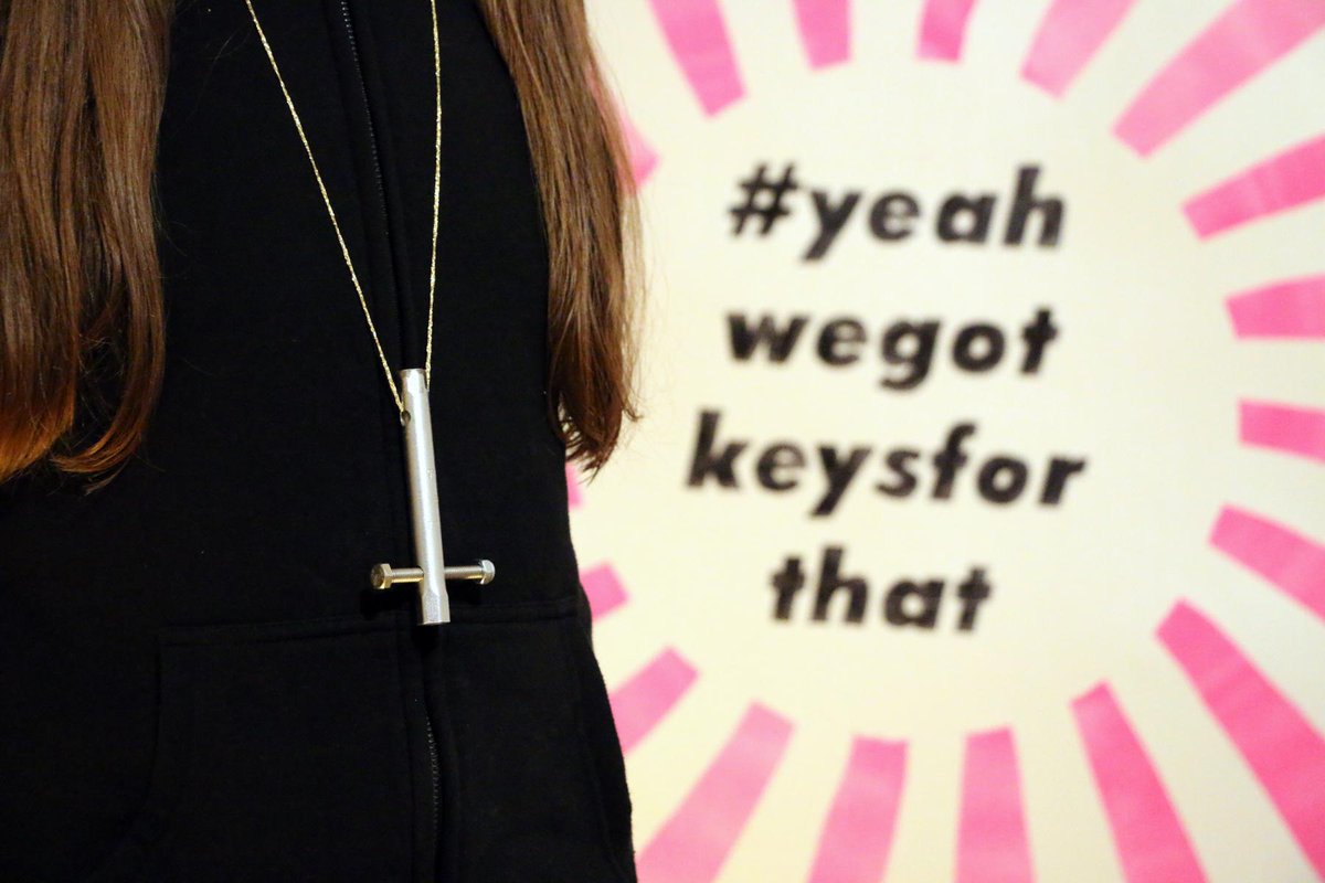 Schlüssel für #Ströer: Am häufigsten braucht man einen 8mm Rohrsteckschlüssel zum öffnen der Werbevitrinen. Gibt's in jedem Baumarkt. Falls irgendwer auf die Idee kommt der rechten Hetze mit eigenen Plakaten zu begegnen. #noAfD #GruenerMist