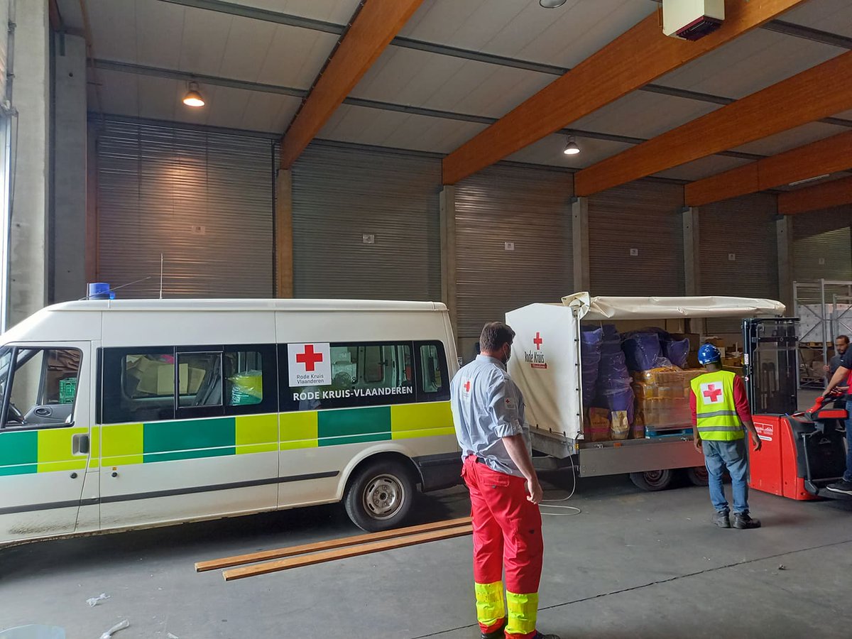 Gisteren avond geladen in #Mechelen vanmorgen gelost in Wallonië <a href="/CroixRougeBE/">Croix-Rouge de Belgique</a> 
Onze #rodekruisvrijwilligers zetten de ondersteuning verder.

#noodhulp
#logistiek
#inondations