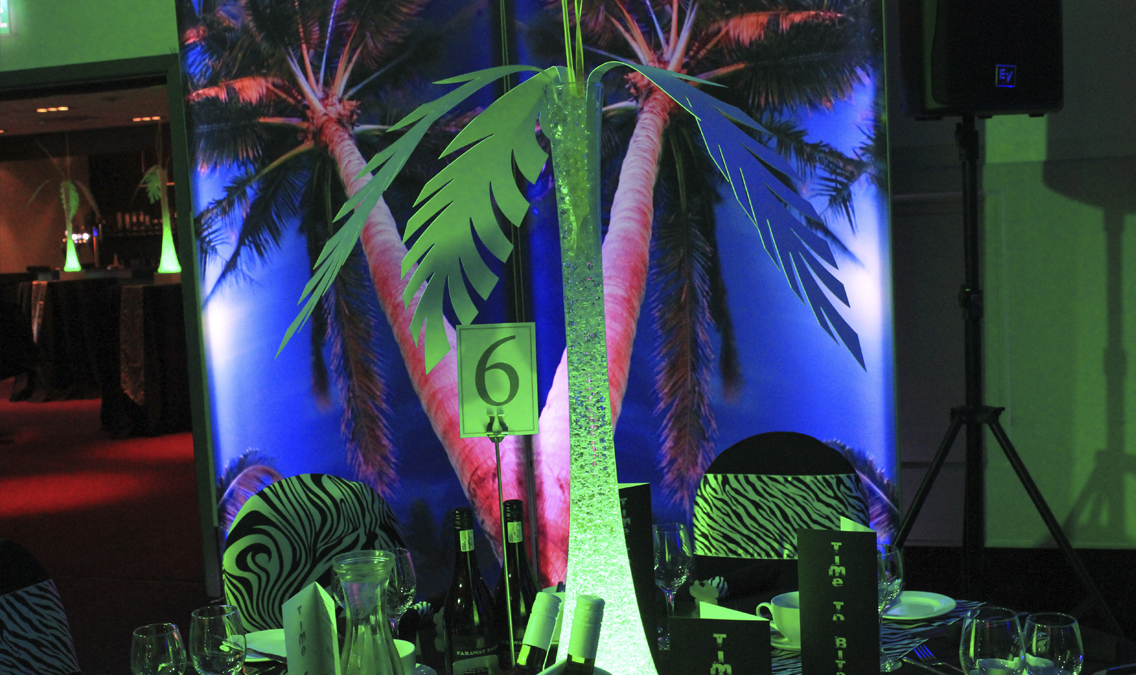 Table_Art_FR's tweet image. Découvrez aujourd'hui le "Palm Vase" (vase en palmier) qui offrira une ambiance tropicale à votre événement ! 
Vous pouvez opter pour un look Club Tropicana en mettant les centres de table en rose vif, tout en les associant avec notre centre de table "Electric Flamingo" !🌴🦩✨