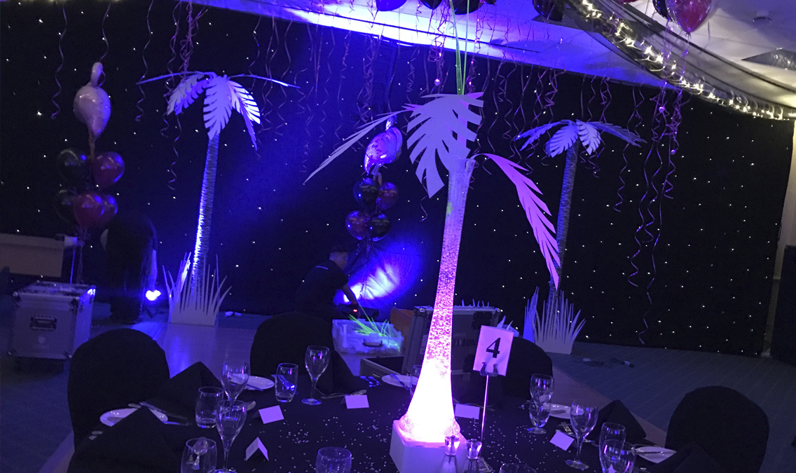 Table_Art_FR's tweet image. Découvrez aujourd'hui le "Palm Vase" (vase en palmier) qui offrira une ambiance tropicale à votre événement ! 
Vous pouvez opter pour un look Club Tropicana en mettant les centres de table en rose vif, tout en les associant avec notre centre de table "Electric Flamingo" !🌴🦩✨