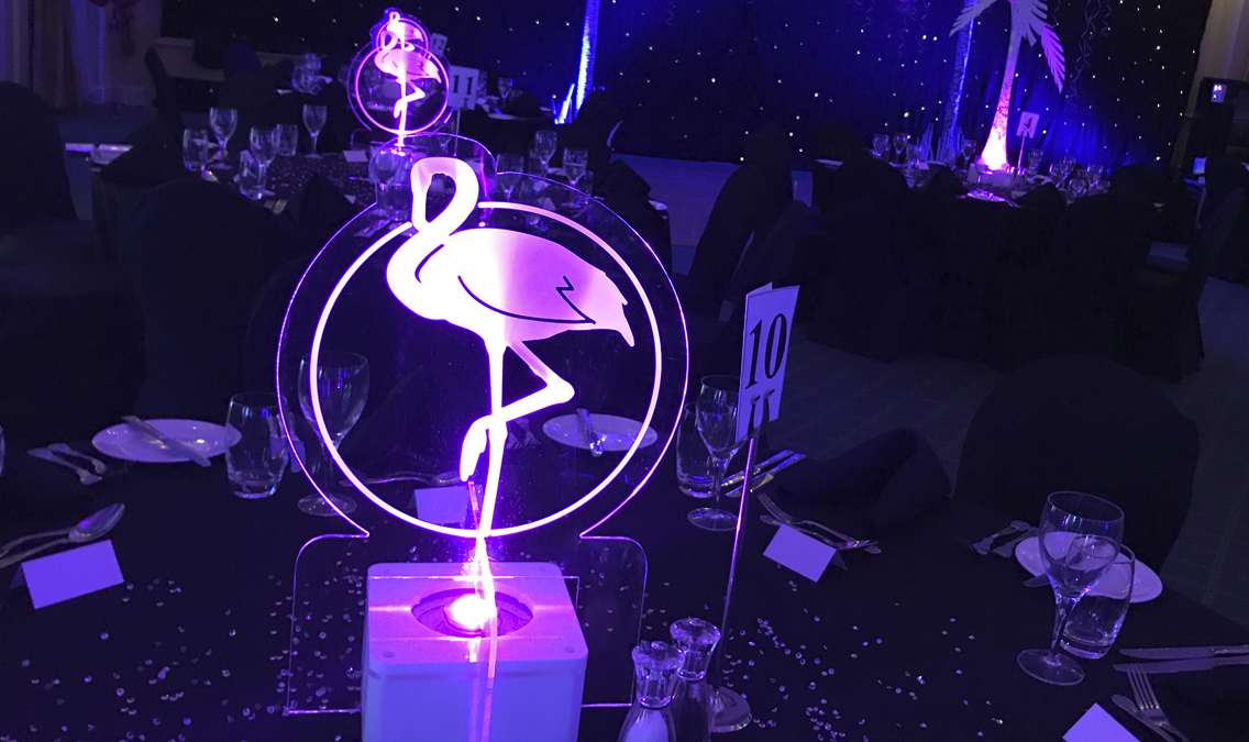 Table_Art_FR's tweet image. Découvrez aujourd'hui le "Palm Vase" (vase en palmier) qui offrira une ambiance tropicale à votre événement ! 
Vous pouvez opter pour un look Club Tropicana en mettant les centres de table en rose vif, tout en les associant avec notre centre de table "Electric Flamingo" !🌴🦩✨